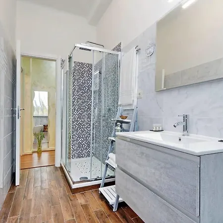 L&s Jacuzzi Apartment